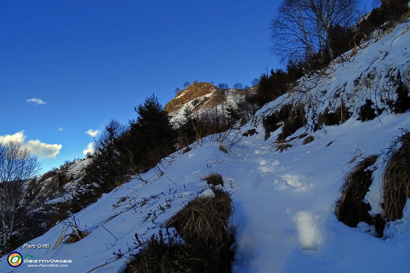 15 Il sentiero sale, la neve aumenta.JPG -                                